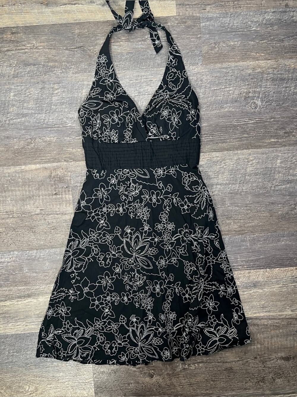 White House Black Market halter style floral dress size 2 B143